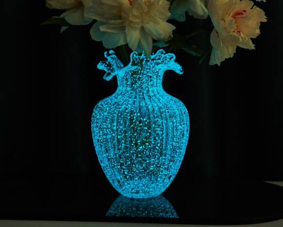 mau-lo-cam-hoa-thuy-tinh-phat-sang-vao-ban-dem-doc-dao