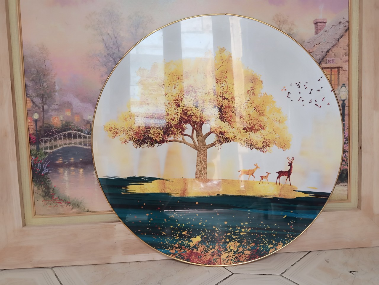 tranh-trang-guong-hinh-tron-trang-tri-phong-khach