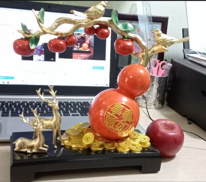 ho-lo-huou-vang-tai-loc-may-man-trang-tri-phong-khach