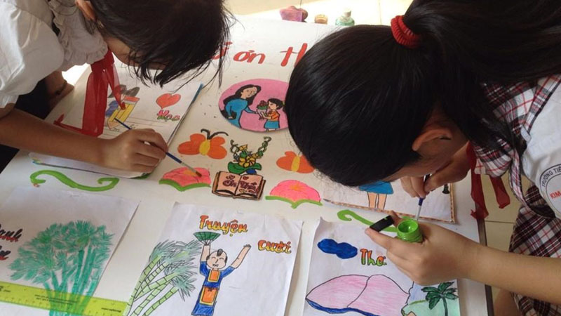 hoc-sinh-lam-bao-tuong-ngay-nha-giao-viet-nam-2011