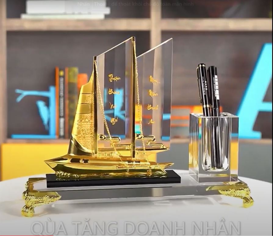 hop-dung-but-pha-le-ma-vang-mon-qua-doc-dao