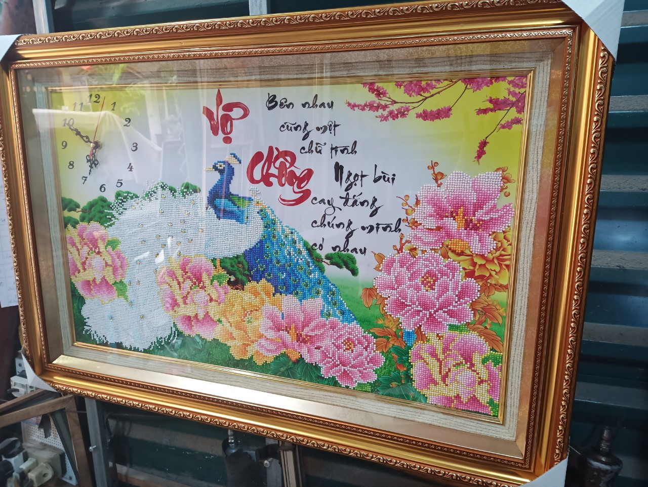 dong-khung-tranh-dong-ho-gan-da