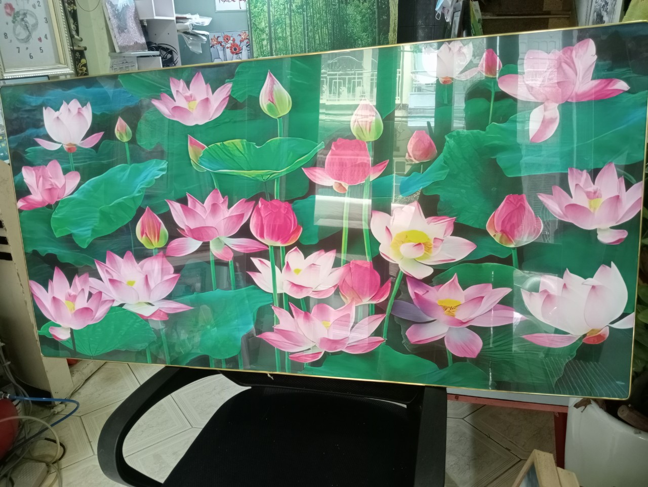 y-nghia-phong-thuy-tranh-trang-guong-hoa-sen