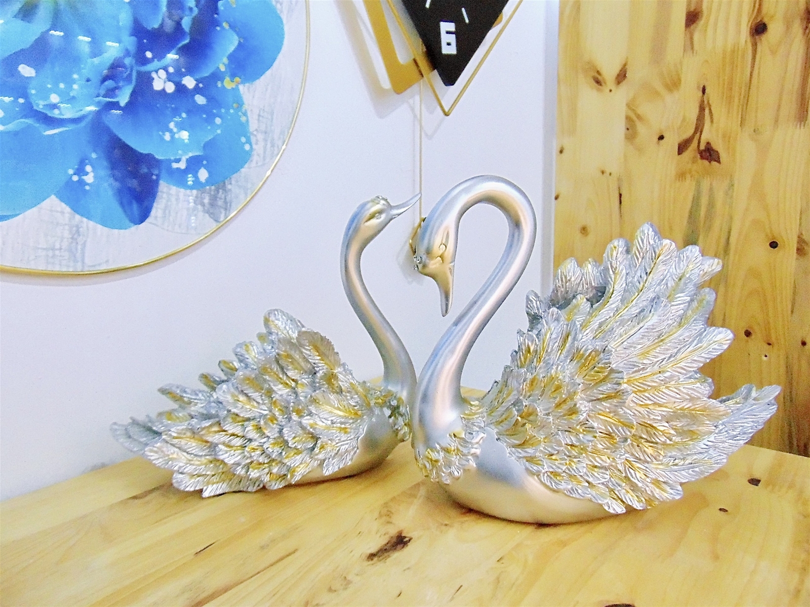 doi-thien-nga-mau-bac-trang-tri-le-cuoi