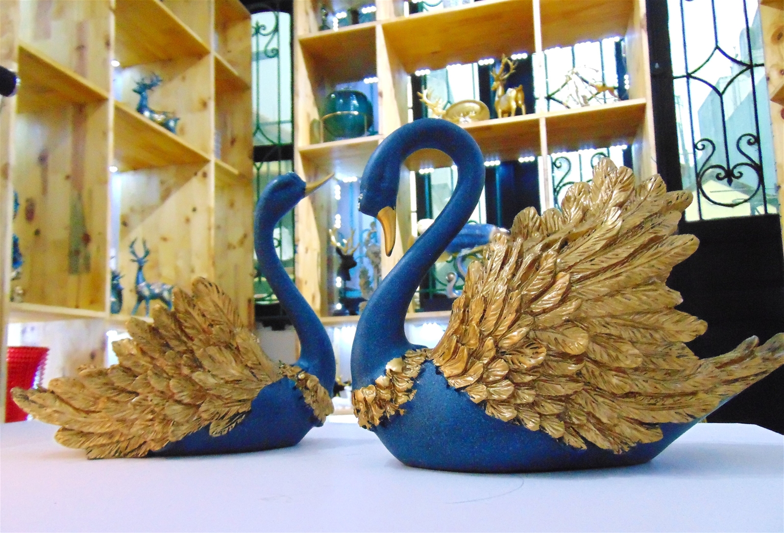 tuong-thien-nga-trung-phong-khach-dep-tuyet