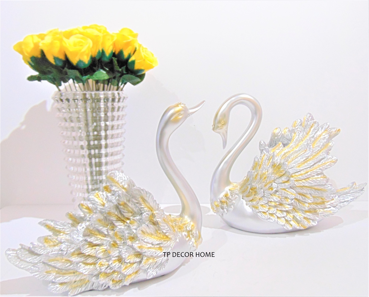 doi-thien-nga-mau-bac-dep-lung-linh-trang-tri-noi-that-cuc-xinh