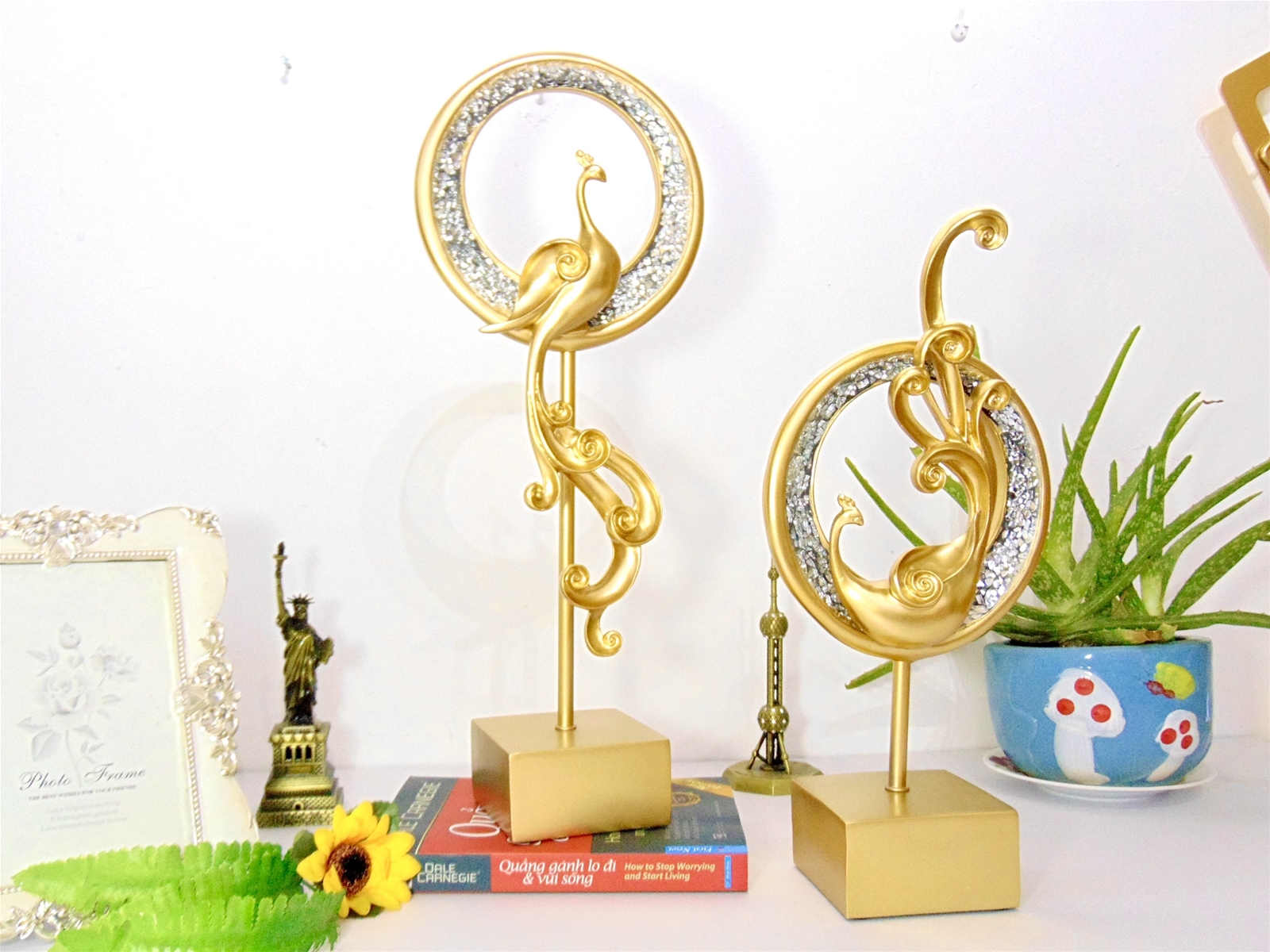 chim-phuong-hoang-mau-vang-trang-tri-khach-san-cuc-sang