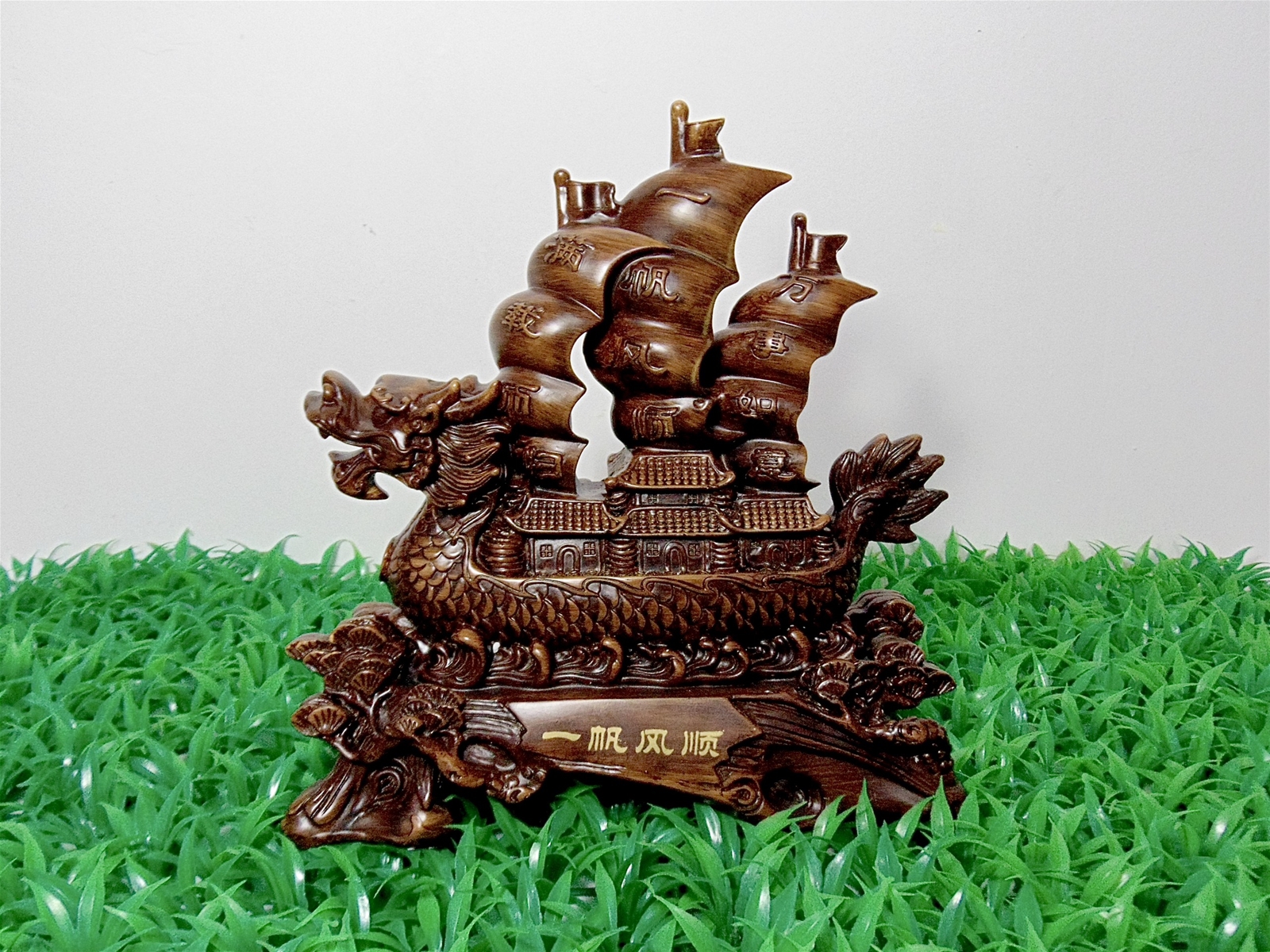 thuyen-rong-trang-tri-mang-lai-may-man