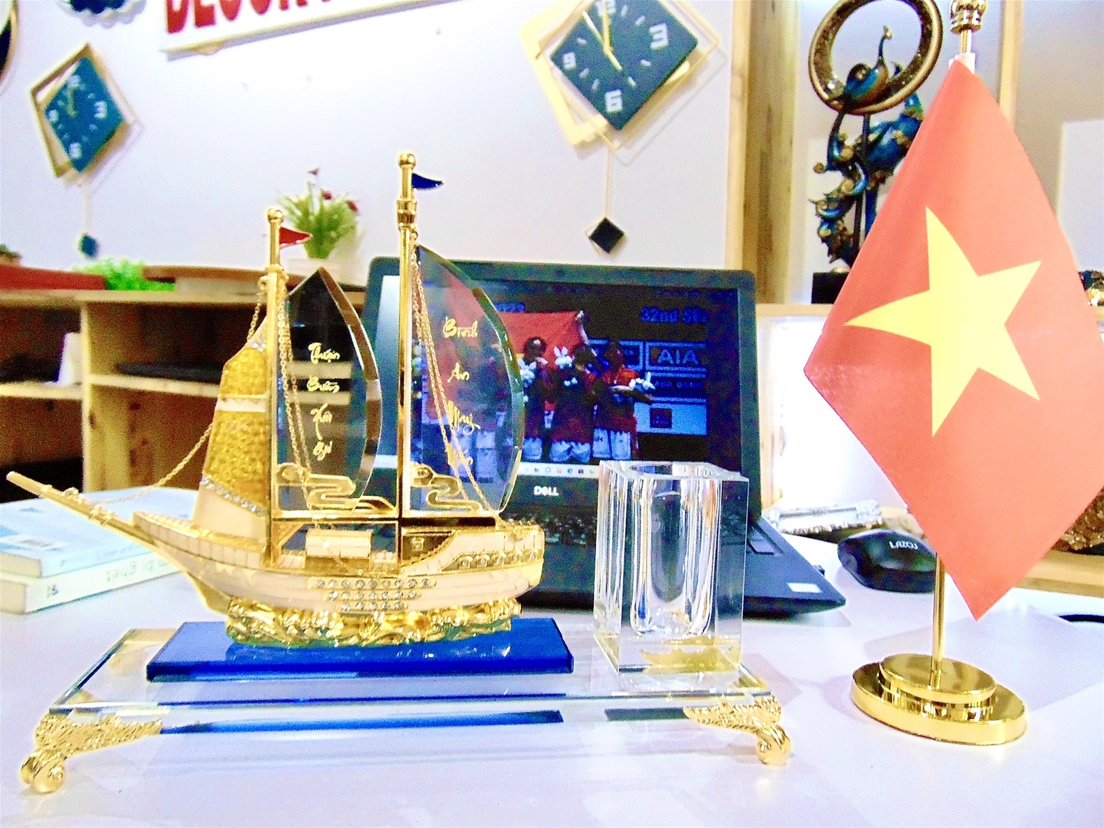 hop-cam-but-thuan-buom-xuoi-gio-dep-va-y-nghia